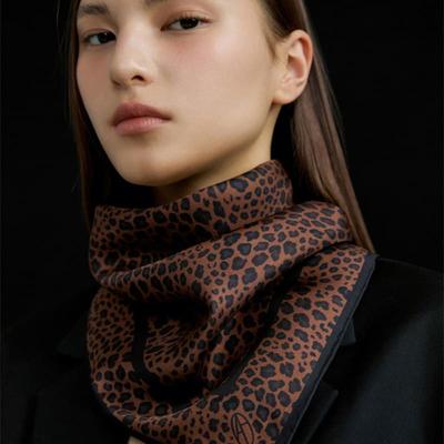 AVVINA PELLE Leopard Square Silk Sacrf 50 - Brown