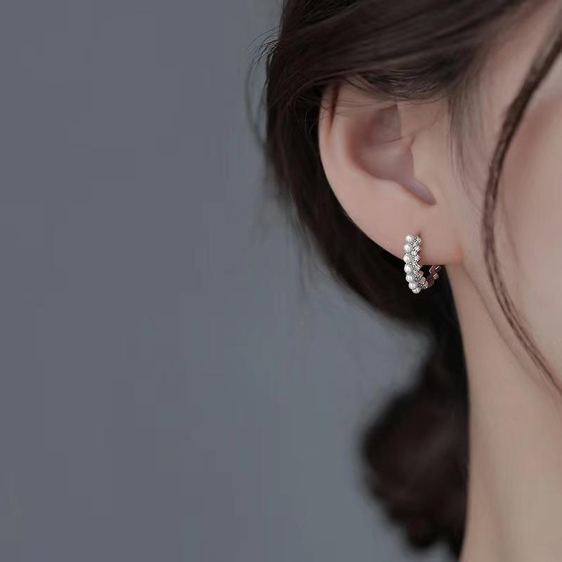 Серьги-пусеты с жемчугом из стерлингового серебра 925 пробы - Нишевый дизайн Light Luxury 2023 года для женщин