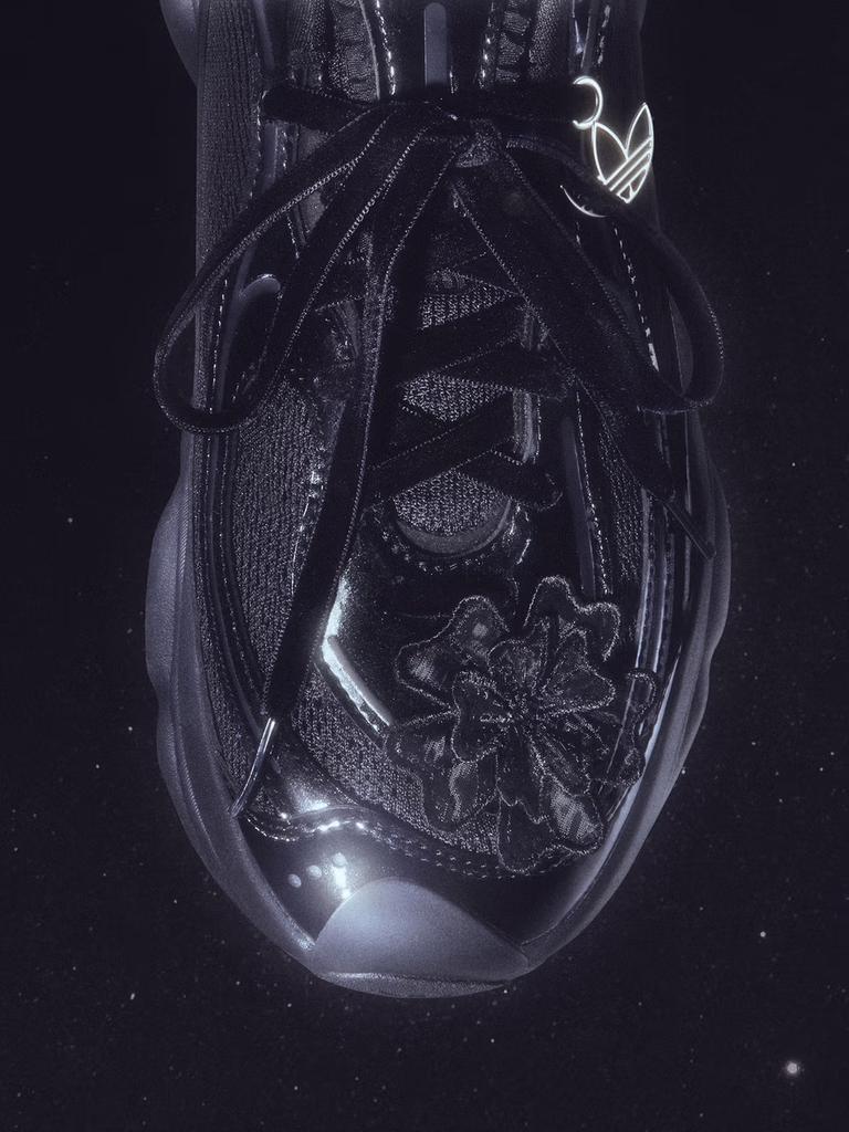 Adidas "Парящая бабочка" OZVENUZ W Винтажные спортивные туфли для женщин - Дизайн Adidas с тремя листьями HQ2677