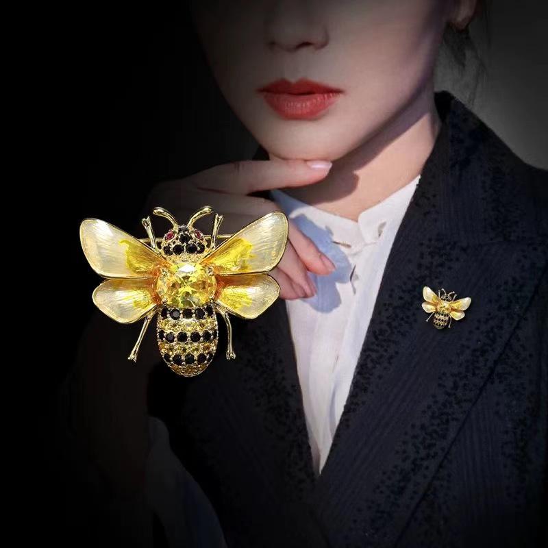 High-End Alloy Brooch with Pearl Imitation and Rhinestone Corsage Pin - Fashion Accessory