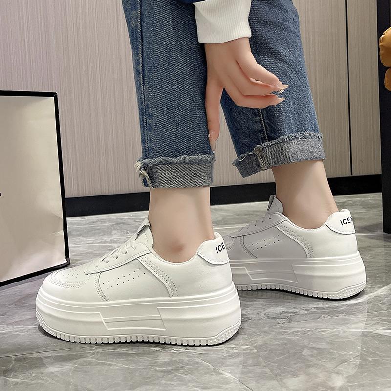 2024 Новые кожаные женские белые повседневные кроссовки из вулканизированной кожи, модные дышащие спортивные туфли для ходьбы и бега на платформе с плоскими подошвами