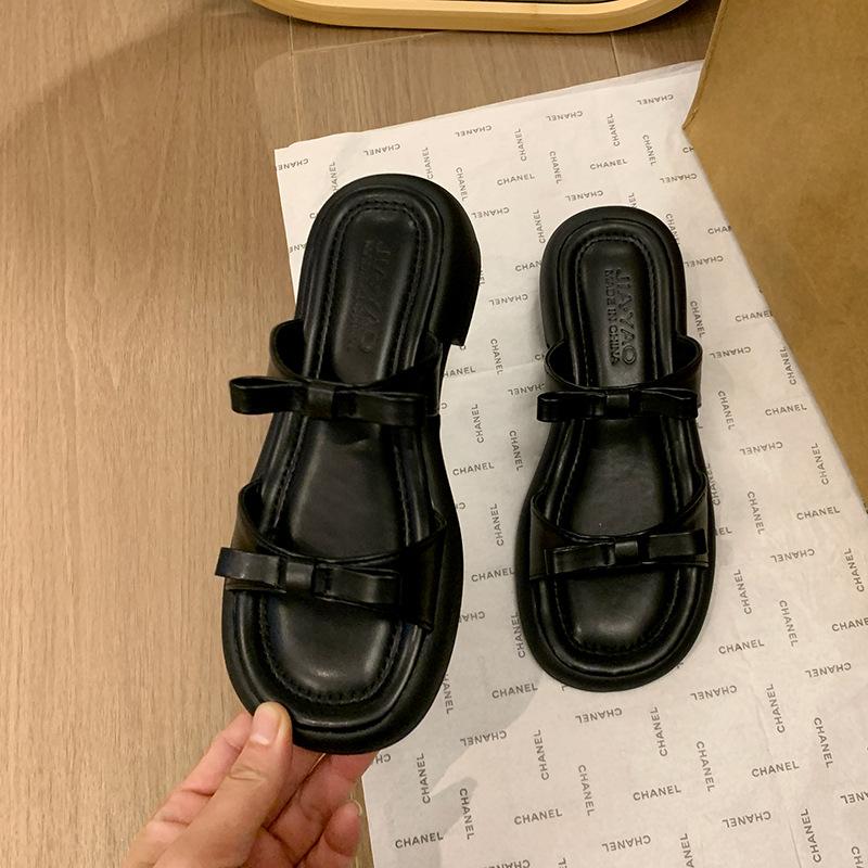 Серебристые шлепанцы женские 2025 новая летняя носка модные сандалии на платформе летние ощущение старшего возраста с юбкой крутые шлепанцы