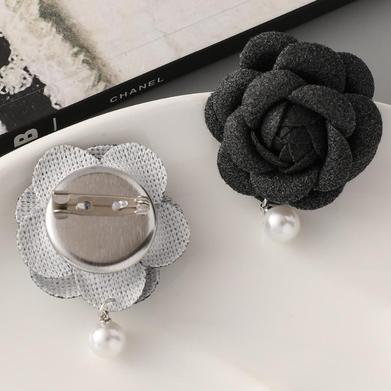 1Pcs Retro Black Camellia Pin Brooch Women French Vintage Small Fragrance Imitation Pearl Brooch Fashionable Jewelry Accessories