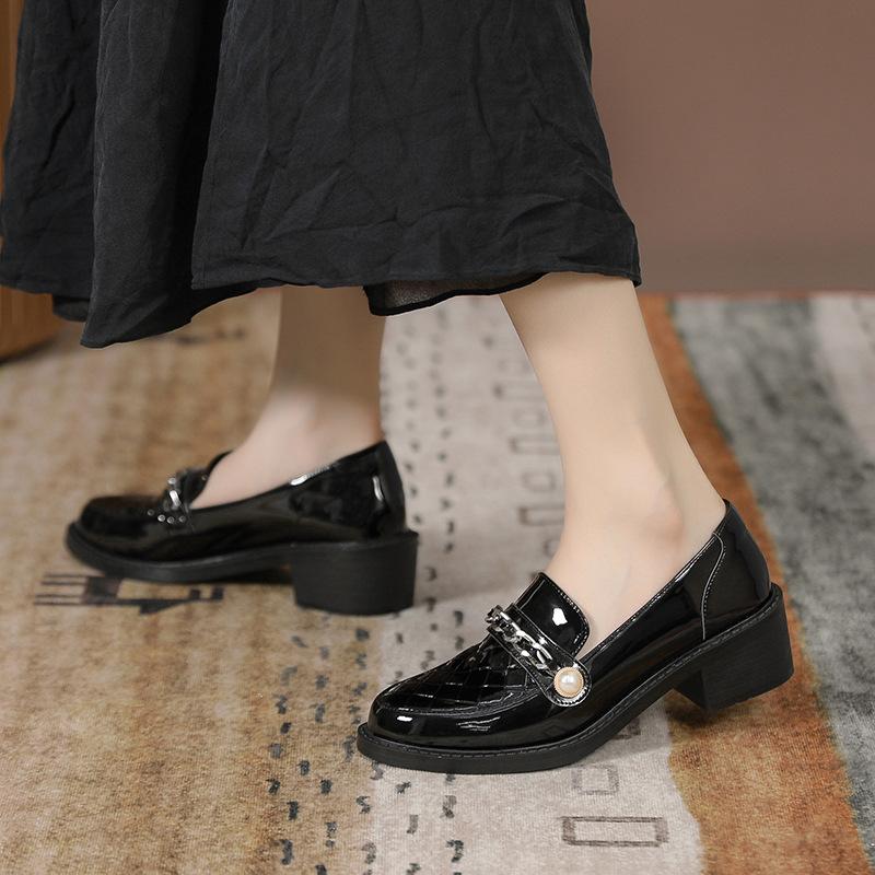 Модные клетчатые туфли-оксфорды из лакированной кожи женские броги с металлическими цепями и пряжками из жемчуга плетеные узоры на толстом каблуке женские лоферы