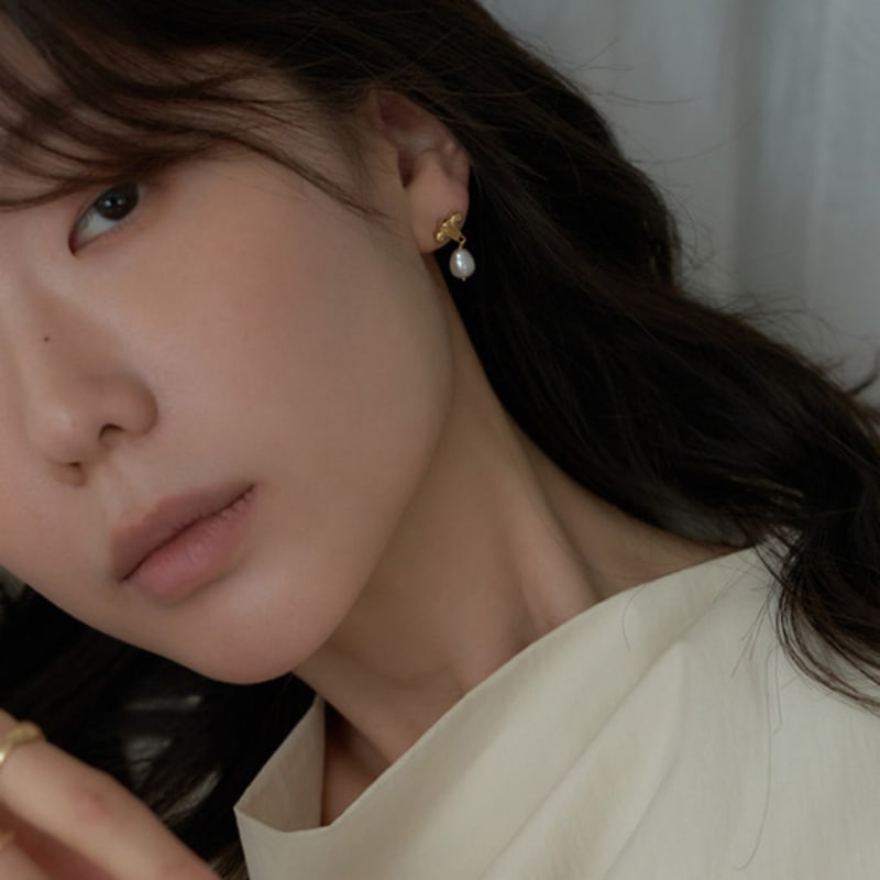 Dawn of Me New. Classic Pearl Drop Earring