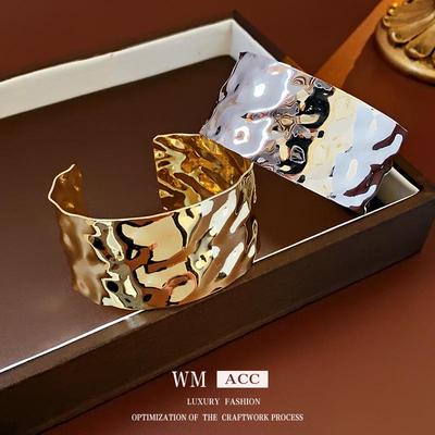 Европейский и американский плиссированный металлический браслет-манжета: Элегантный браслет в холодном стиле с роскошным дизайном высокого класса