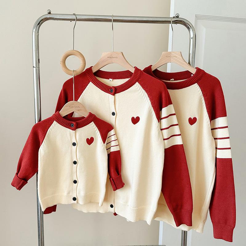 Вязаный кардиган для всей семьи осень 2025 г.: Контрастные цветные полосы и дизайн с любовью для трио родителей и детей