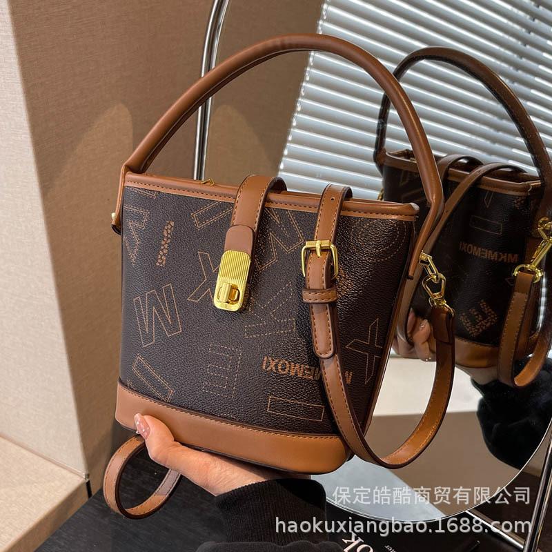 Супер огонь маленькая сумка женская осень и зима универсальная 2025 новая сумка через плечо с надписью, сумка-мессенджер, корейская версия, популярная портативная сумка-ведро