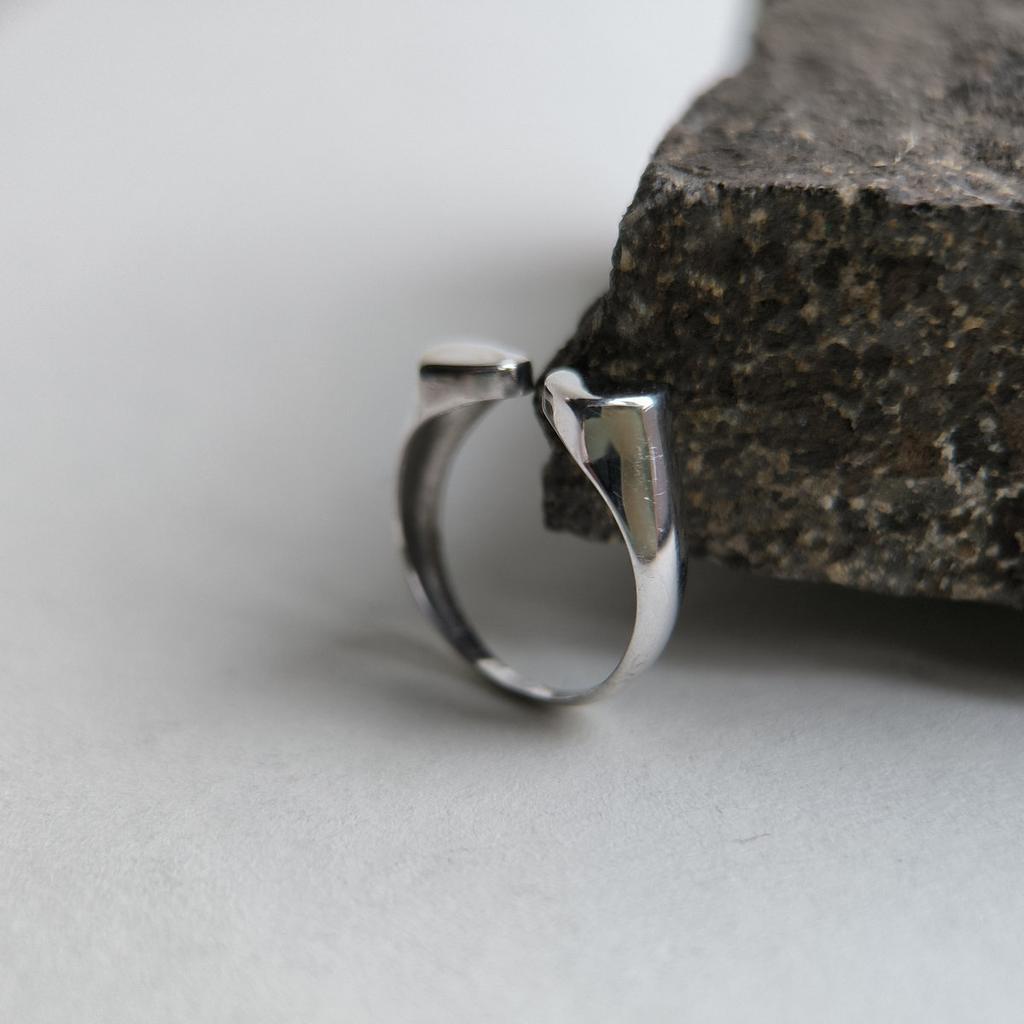 Серебряное кольцо с без камней, вес изделия 2,14 гр (2197553)