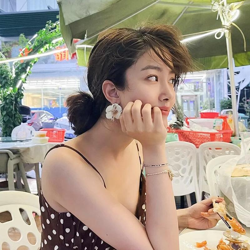 Вдохновленные Ян Цайюй Ретро Белые Серьги-Лепестки для Женщин - Нишевый Дизайн Высокого Класса 2024