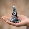 Фигурка молящейся девочки на коленях 3D-печать с капюшоном Статуя молящейся женщины Скульптура Домашний Офисный Настольный Религиозный Орнамент