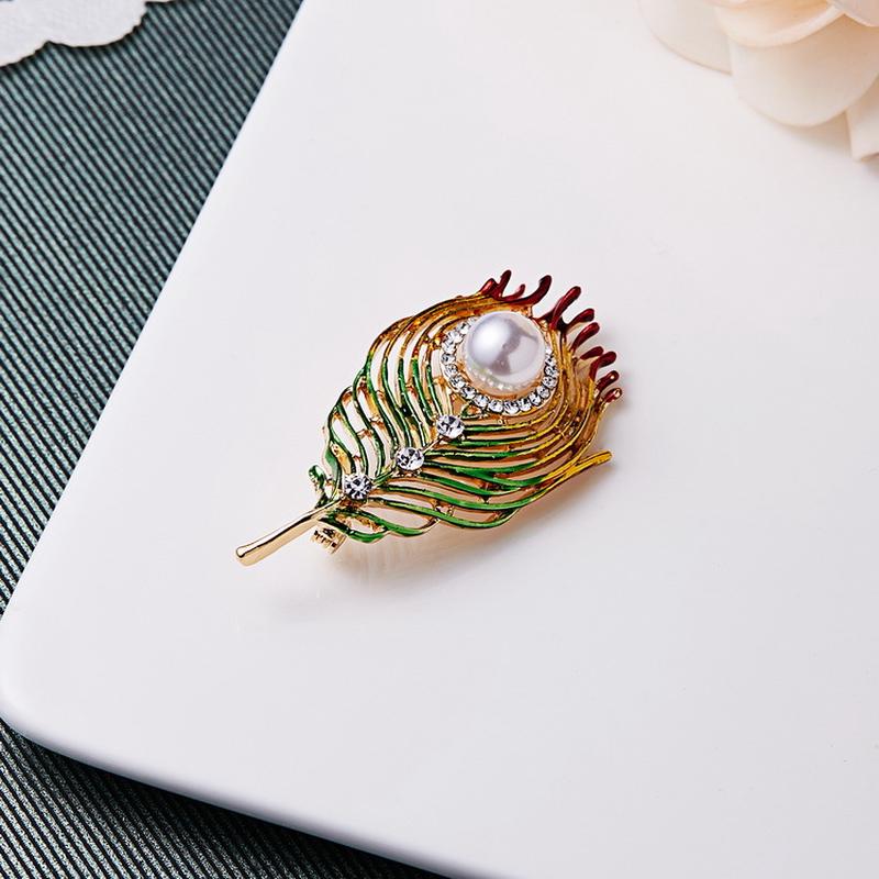 Женская эмалированная брошь "Перо" с кристаллами