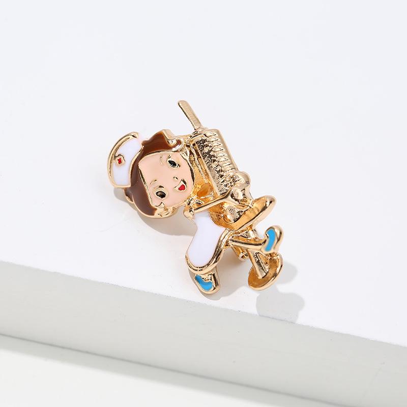 Броши для профилактики эпидемий в больнице Ухань: Мультсериал с термометрами, заботливыми врачами, медсестрами и другими креативными дизайнами.