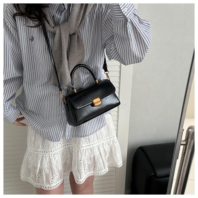 Трендовая женская маленькая квадратная сумка на одно плечо и через плечо 2025: Модная сумка для поездок на работу