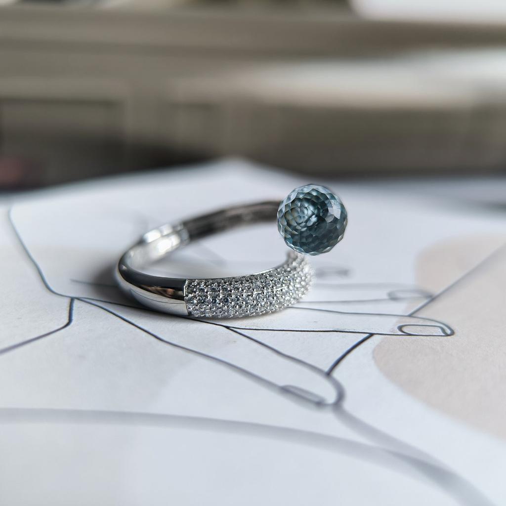 Серебряное кольцо с натуральным топазом 5.49ct, фианитами, вес изделия 3,89 гр (2206989)