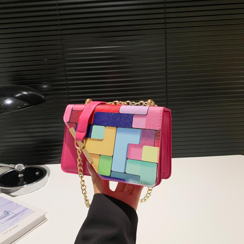 Повседневная маленькая свежая и модная маленькая сумка на цепочке для женщин летом, новая модная контрастная цветная маленькая квадратная сумка через плечо