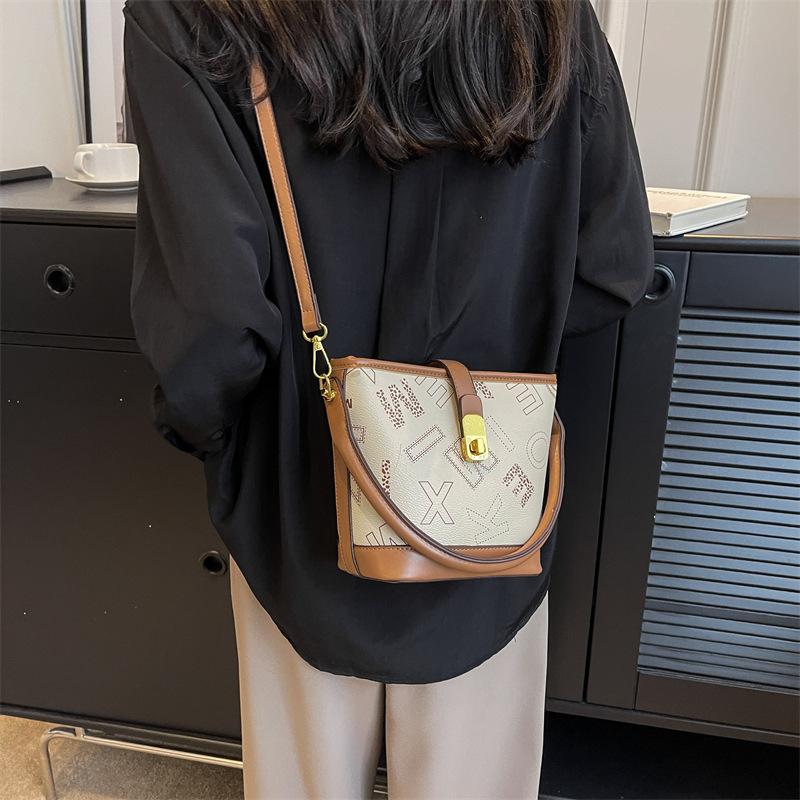 Супер огонь маленькая сумка женская осень и зима универсальная 2025 новая сумка через плечо с надписью, сумка-мессенджер, корейская версия, популярная портативная сумка-ведро