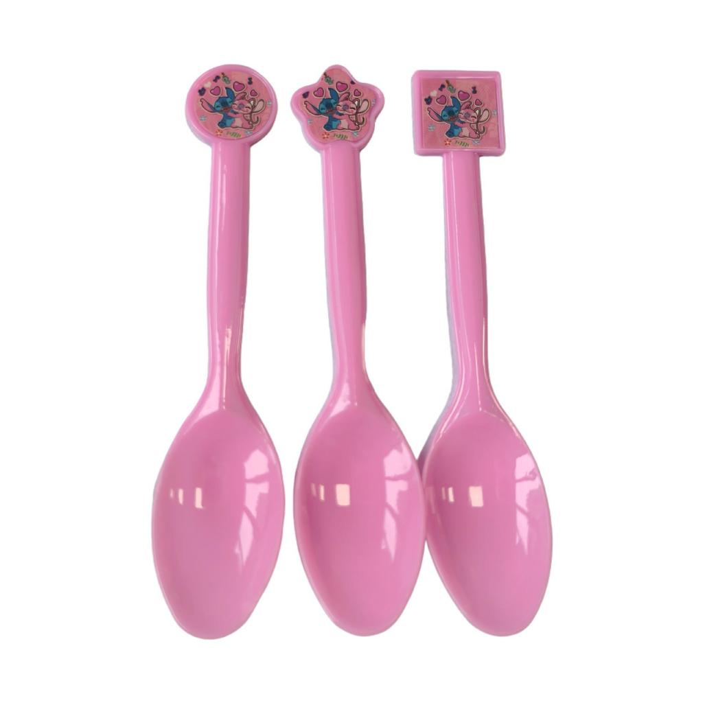 Самый продаваемый набор розовой посуды для дня рождения Стича: Бумажные тарелки, стаканы и скатерть.