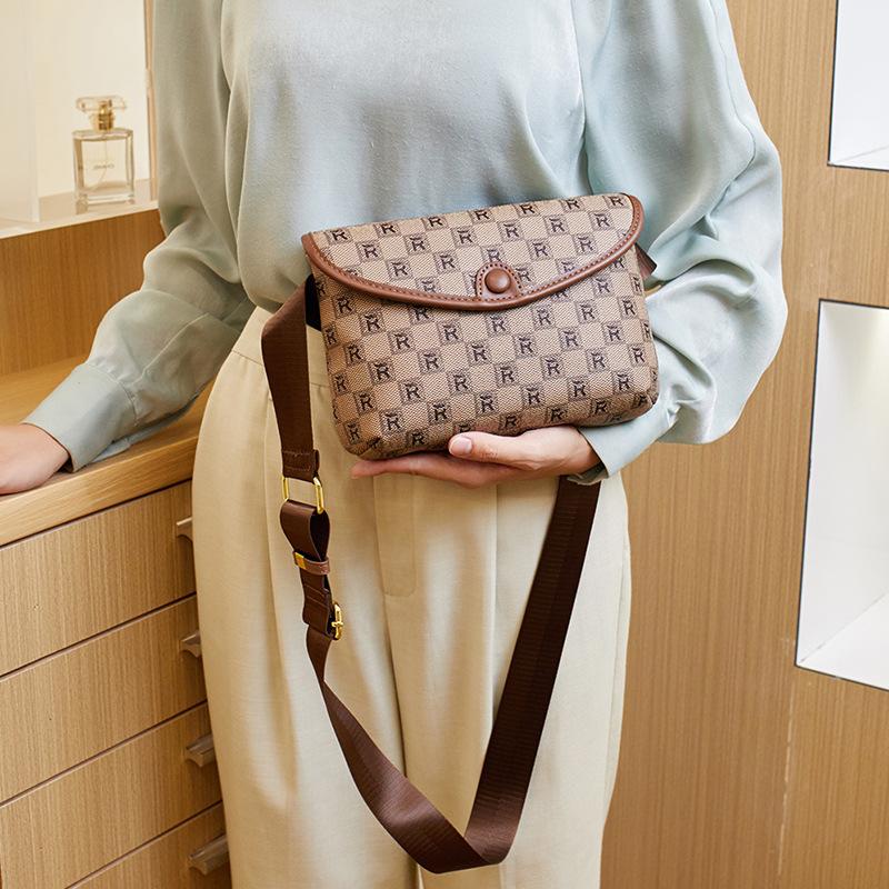 Trendy and stylish chest bag for women, new fashion envelope bag with wide strap, versatile shoulder and crossbody small bag, versatile waist bag