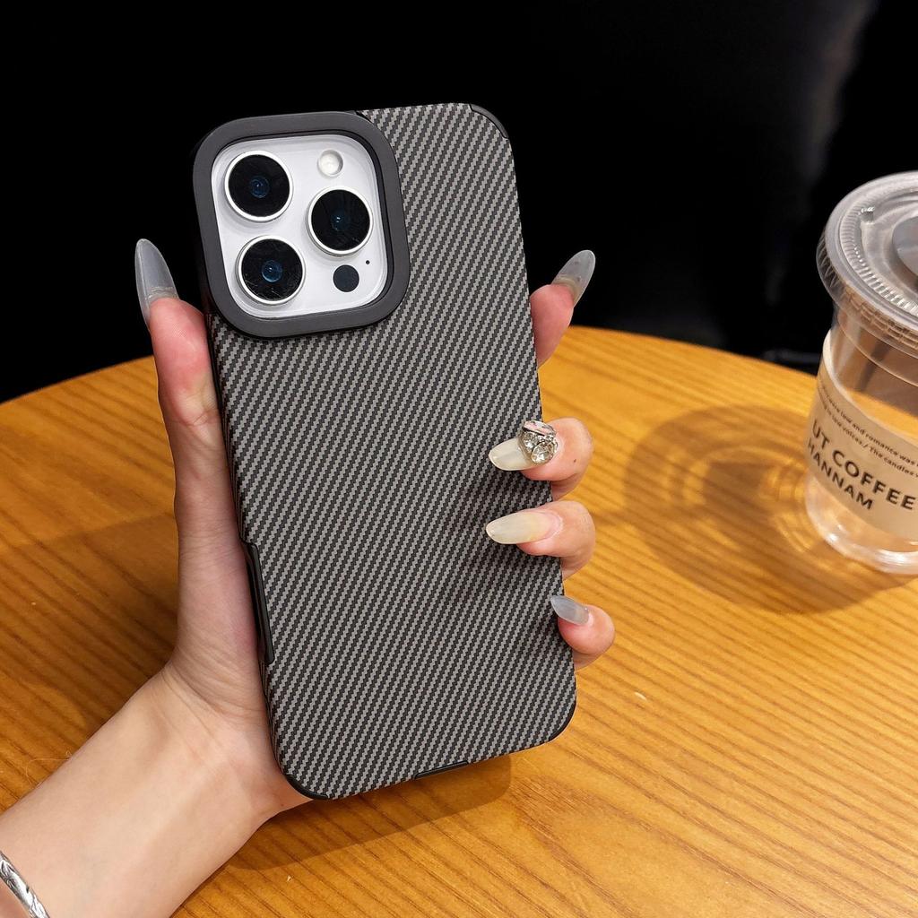 Чехол для телефона с текстурой углеродного волокна подходит для iPhone16promax с подставкой-браслетом и Apple 15 со встроенным магнитным чехлом