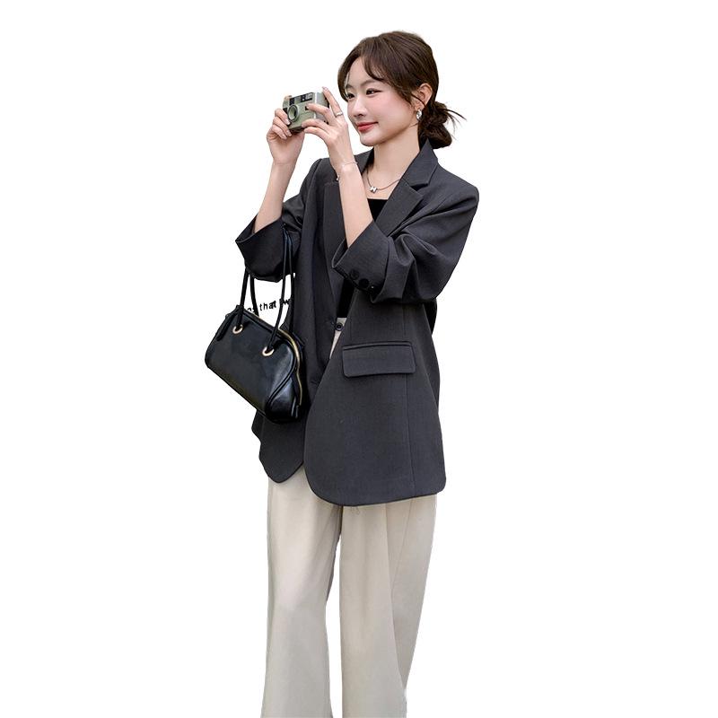 Женский модный пиджак весна-лето 2025 с надписью из стразов — серый, повседневный, универсальный, свободный крой.