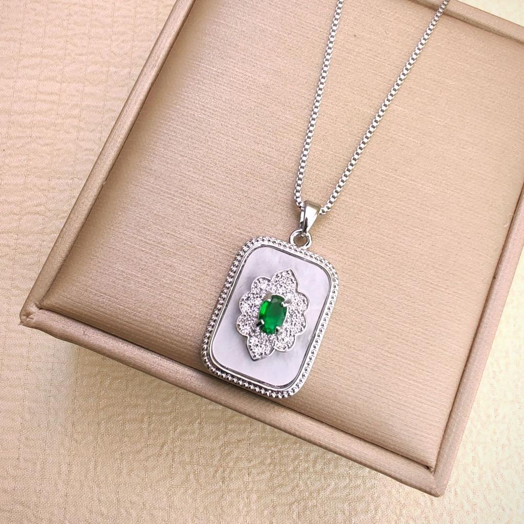 Ожерелье из титановой стали с квадратным изумрудом, женское, в стиле ретро, придворное, универсальное, с темпераментным цирконовым кулоном, цепочка для ключицы