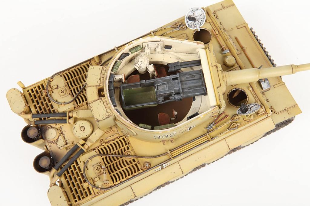 Пластиковая модель немецкого тяжелого танка Tiger I раннего типа Zvezta 1/35