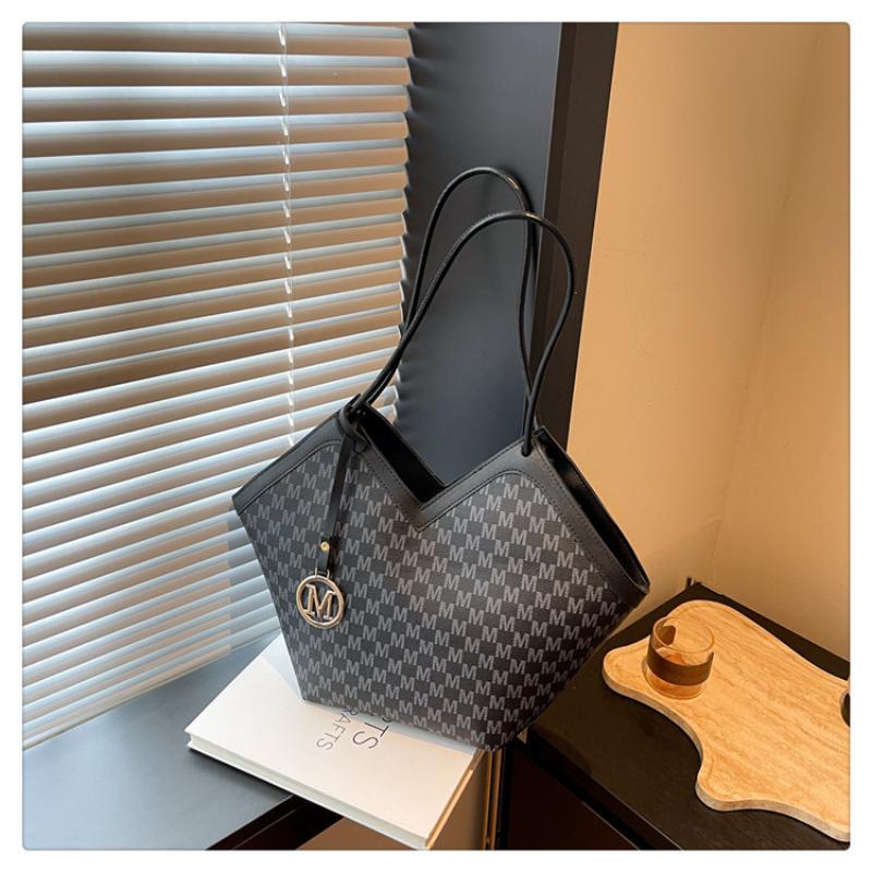 Fashion Light Luxury Tote Bag New Style Letter Printed Shoulder Bag Large Capacity Versatile Storage Bag Simple Classic Handbags