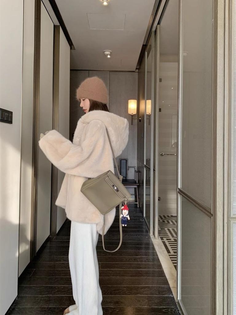 Богатая дочь шуба женская осень и зима высокого класса с капюшоном свободная утолщенная мягкая уменьшающая возраст пушистая шуба