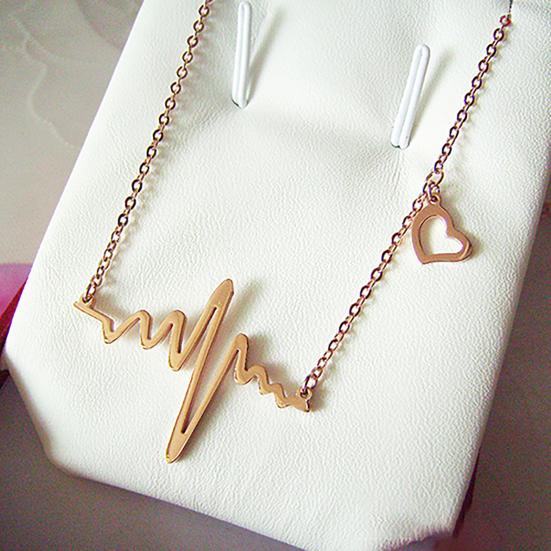 Necklace Exquisite Clasp Closure Women Alloy Heart Jump Pendant Chain for Wedding