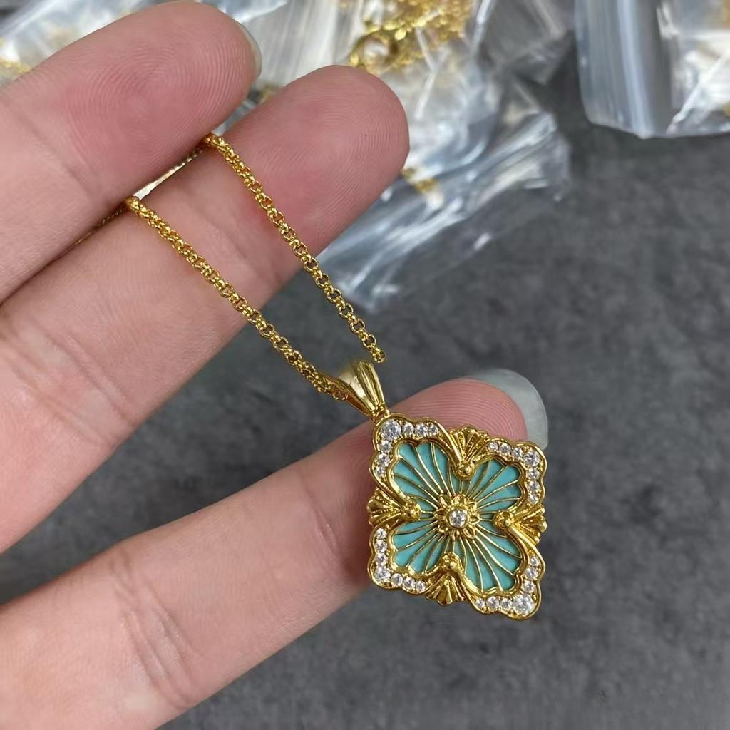 Ожерелье из 18-каратного золота с большим двухсторонним четырехлистным клевером и эмалью