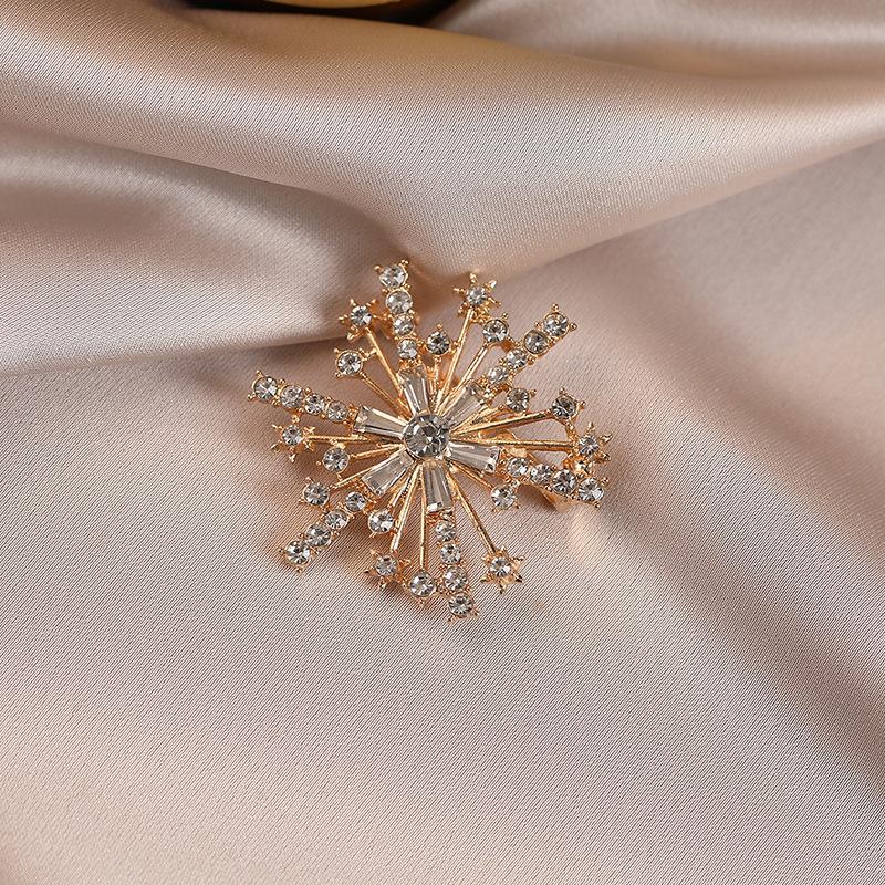 Snowflake Brooch, A High-end, Light Luxury Diamond-encrusted Pin, Fashionable Suit Jacket, Corsage and Accessory