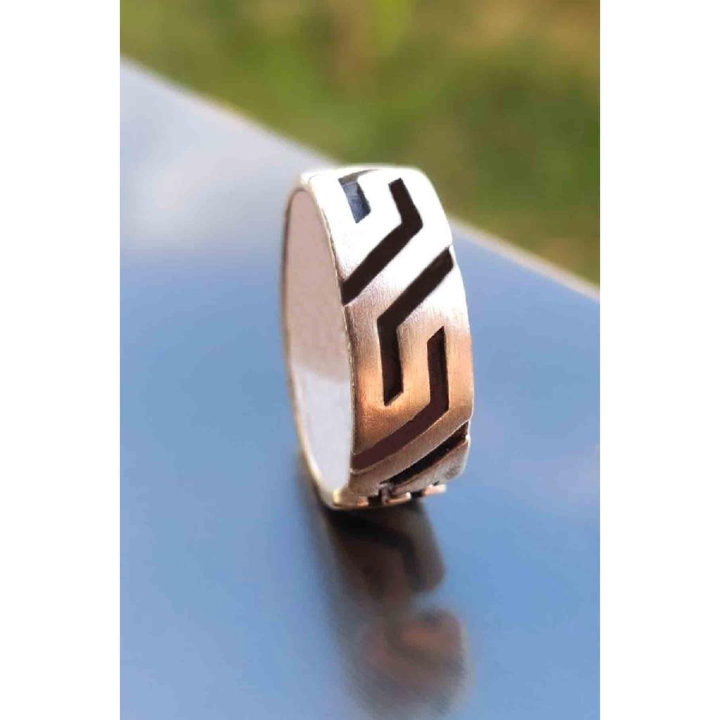 Регулируемое посеребренное кольцо с моделью Титана