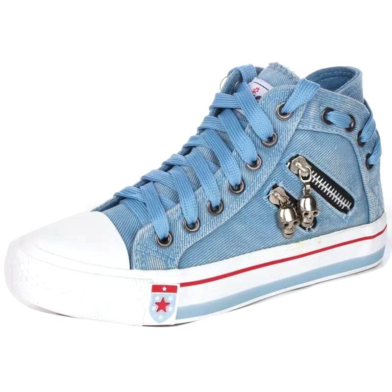 Женские новые джинсовые кроссовки на плоской подошве с круглым носком, на шнуровке, с металлическим украшением в виде черепа, с высоким берцем, удобные модные классические повседневные кроссовки на платформе