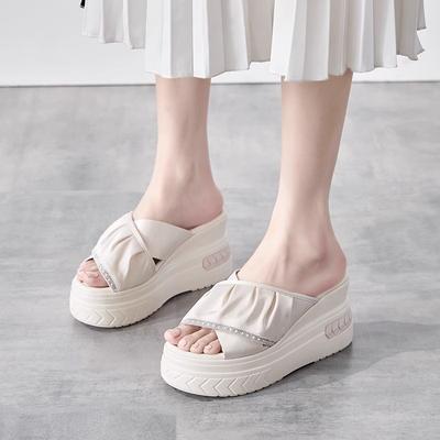 Тапочки женские универсальные и легкие сандалии на танкетке с подошвой-маффином для лета, новая обувь на толстой подошве и высоком каблуке для женщин