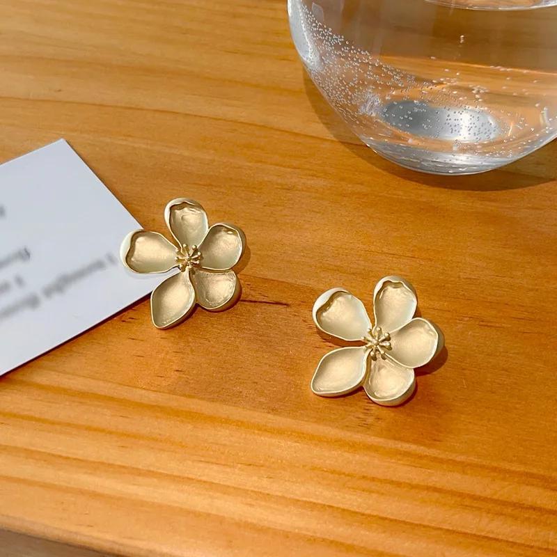Gold Color Matte Texture Metal Flower Retro Earrings for Women Girls Fashion Party Jewelry Gifts 2024