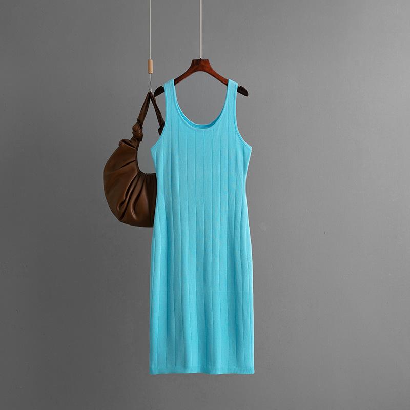 Новое облегающее вязаное платье-халтер с двойным круглым вырезом и однотонной расцветкой стройнит и подчеркивает фигуру.