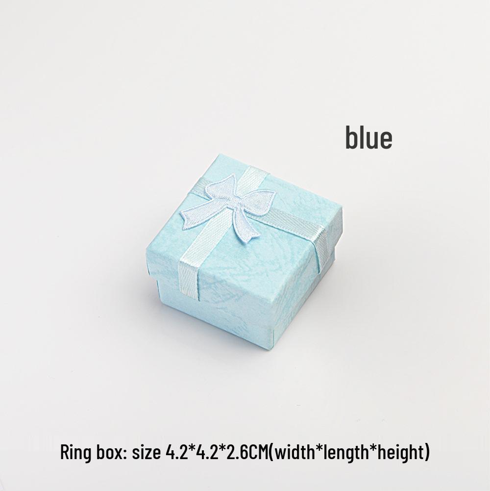 Подарочный набор украшений Higu: Цельная коробка с серебряной полировальной тканью, отделениями для серег, ожерелья и кольца, спиртовыми салфетками, берушами и зеркалом.