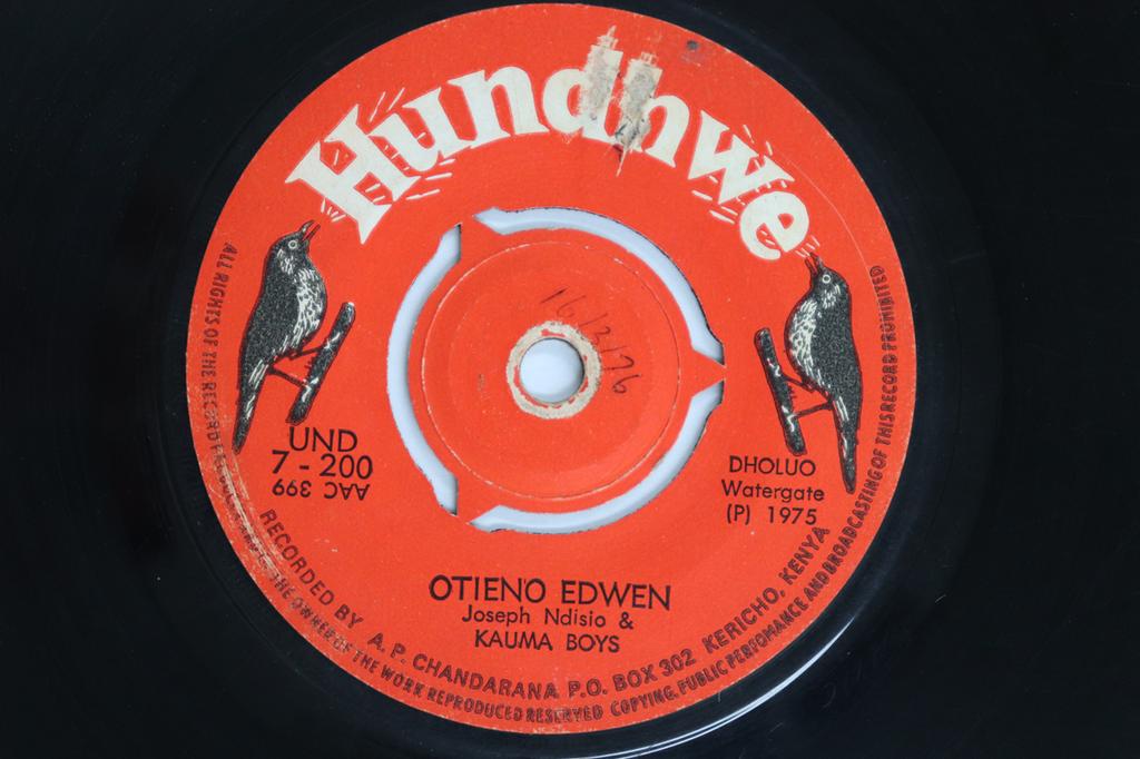 7inch Record JOSEPH NDISIO, KAUMA BOYS / OCHIEN' - Otieno Edwen / Magret Atieno UND7200 HUNDHWE 1975 Kenya World Music Used