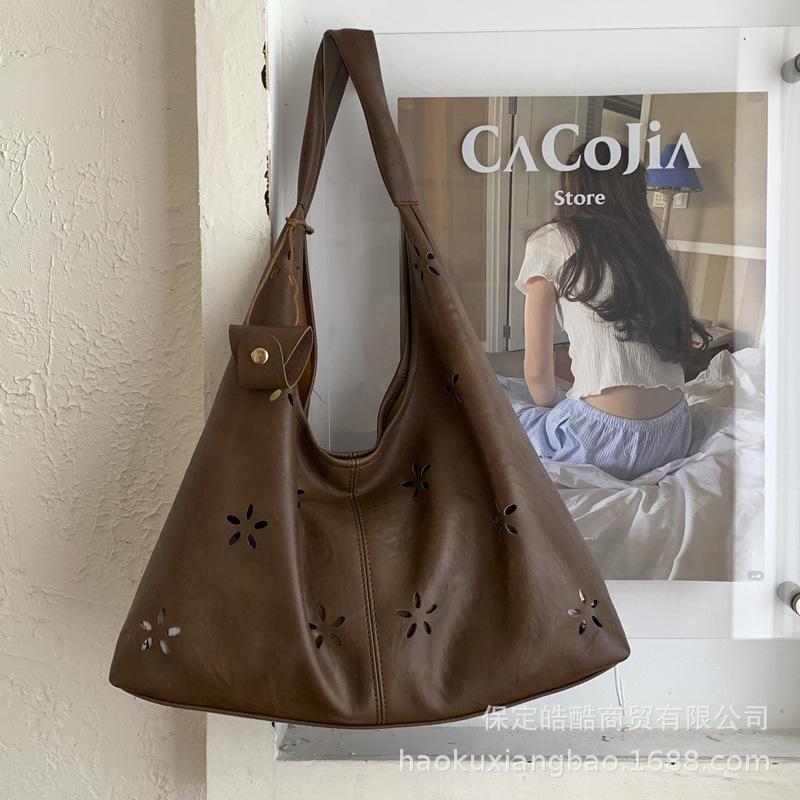 Полая сумка подмышку женская 2025 осень и зима корейская версия трендовая модная большая вместимость сумка-тоут нишевая ретро сумка на плечо