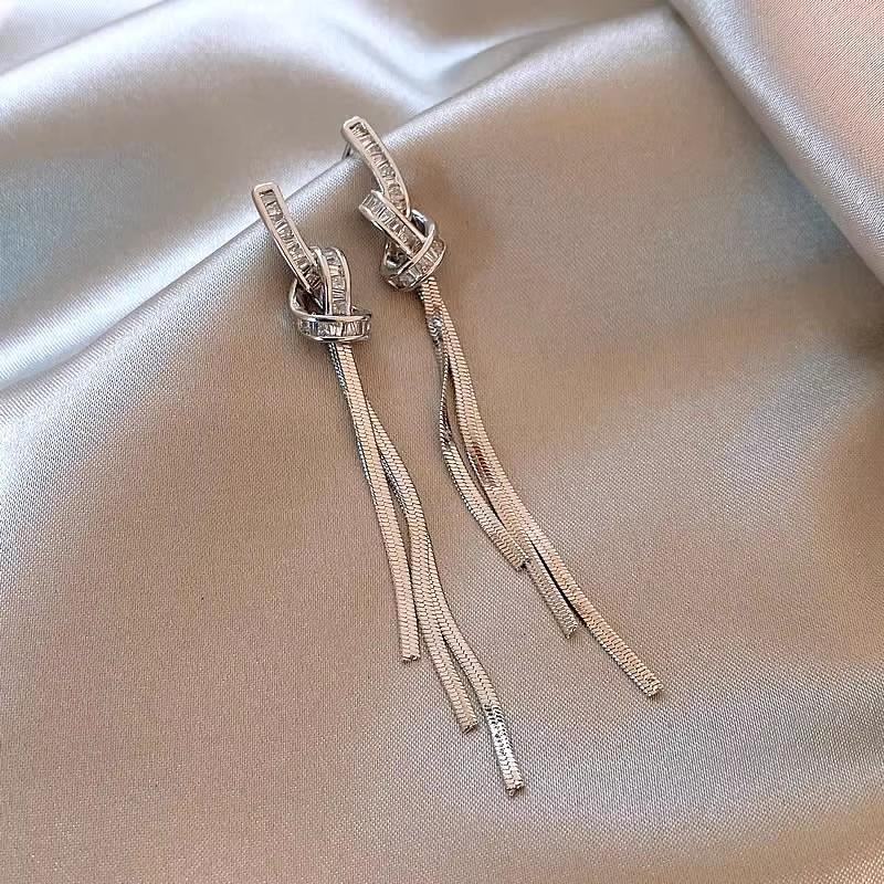 Уникальные серьги с длинной кисточкой для женского осенне-зимнего сезона, легкая роскошь, высокий класс, серьги с серебряной иглой, новая популярная бижутерия для ушей 2025