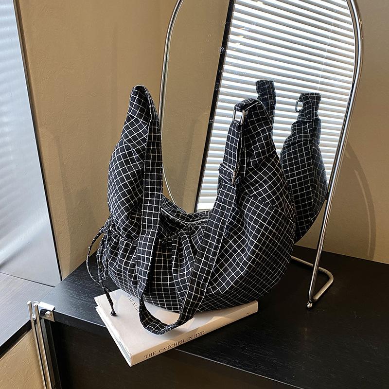 Ленивый ветер большая вместимость легкая тканевая сумка женская новая нишевая сумка-пельмень на одно плечо мессенджер для поездок на работу