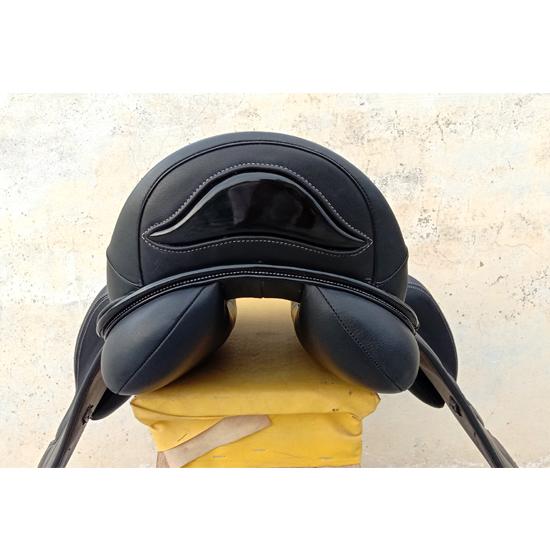 Кожаное выездковое седло с монокрылом и сменными вставками, размер 17", 17,5", 18"