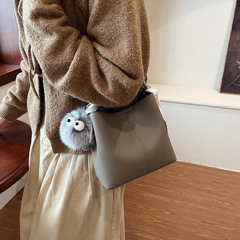 Texture Niche Design Bag 2025 New Female Popular Versatile Retro Messenger Bag Fashionable Portable Bucket Bag