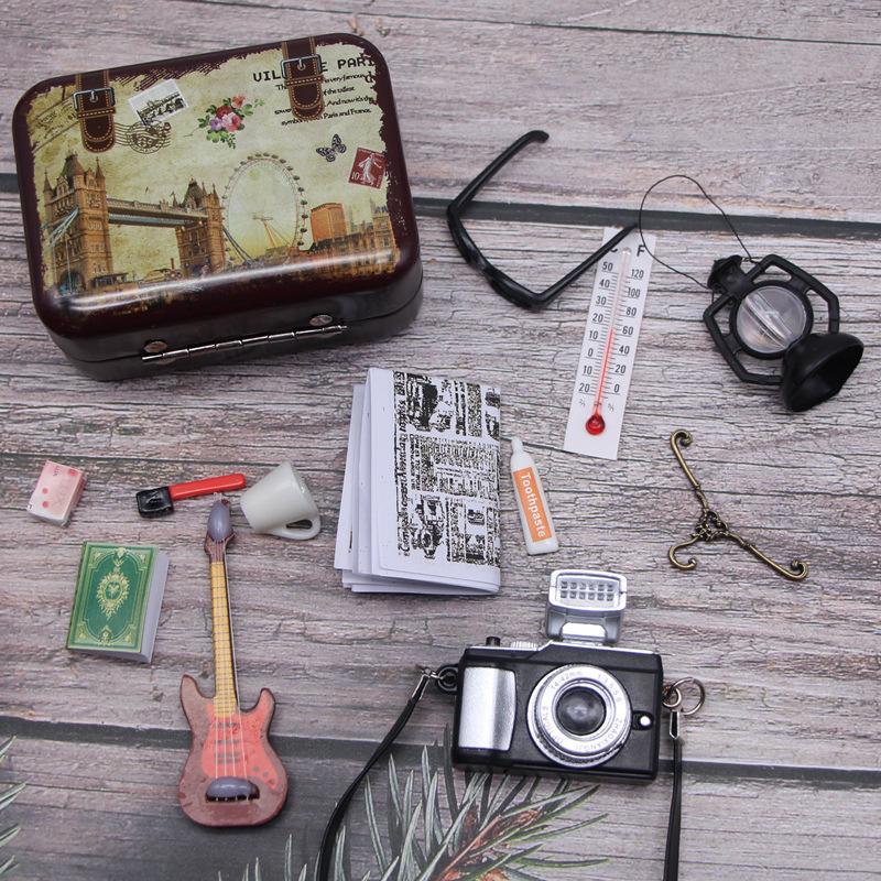 1:12 Мини DIY Камера Книга Чемодан Гитара Стеклянный Кукольный домик Миниатюрный Набор для Путешествий Детские Игрушки для Ролевых Игр Мебель Аксессуары