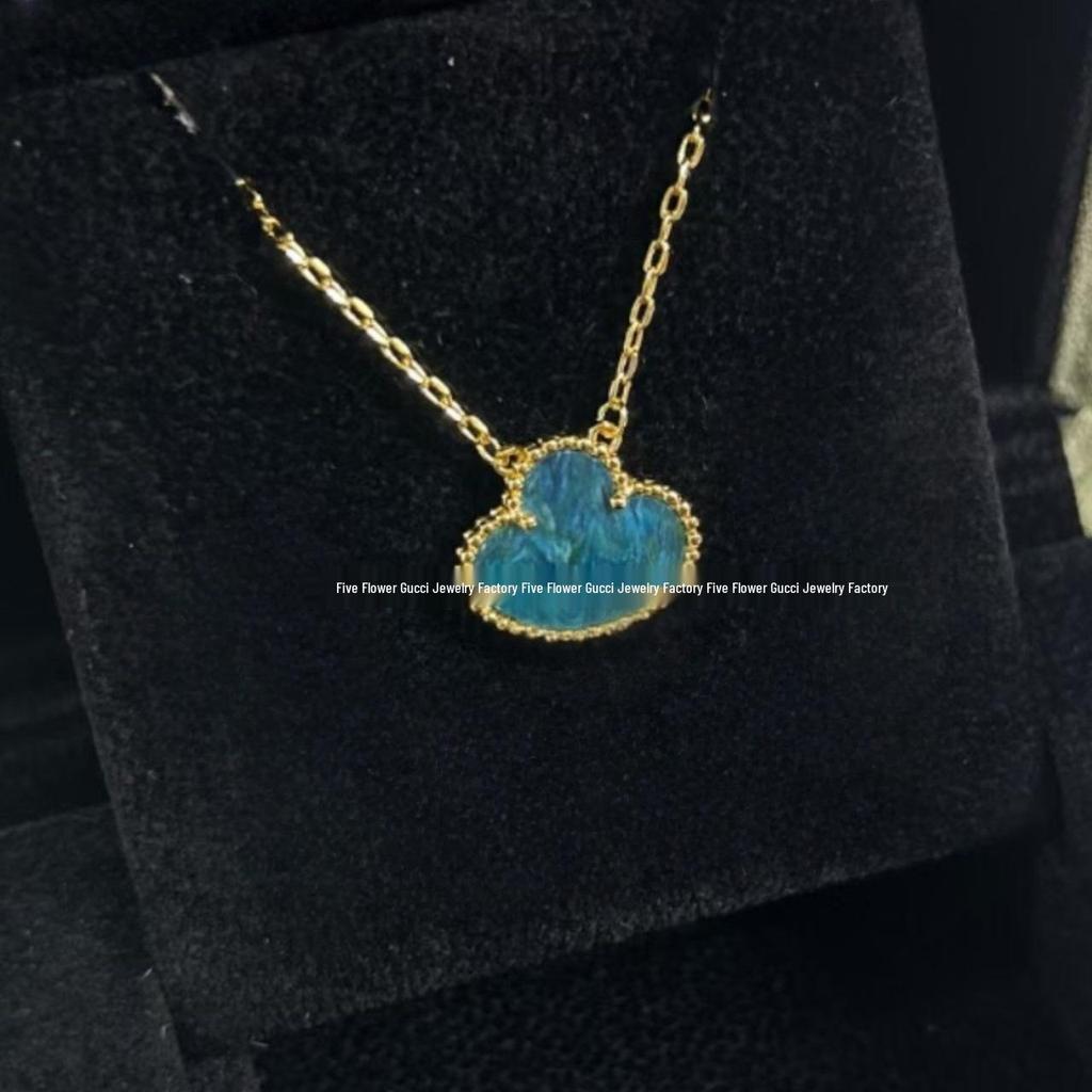 Ожерелье «Четырехлистный клевер» Van Cleef: Золотой кулон с дизайном в виде пяти цветков, с белым перламутром, красным агатом и бриллиантом для женщин.