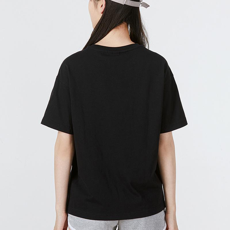 Adidas Футболка женская с коротким рукавом и круглым вырезом, с цветочным принтом и большим логотипом, черная, HN7754