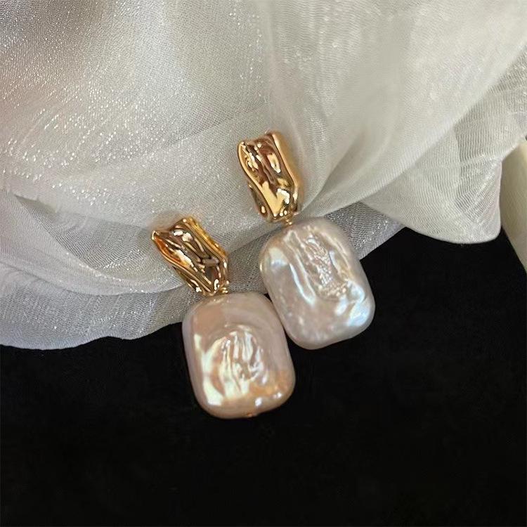 Увеличенные круглые серьги: Уникальный европейский и американский металл, блестящая мода высокого класса для женщин.