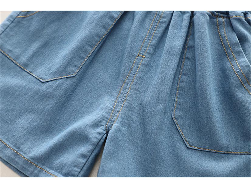 2025 Мальчиковый летний комплект из двух предметов в корейском стиле: джинсовая футболка с коротким рукавом и шорты с мишкой