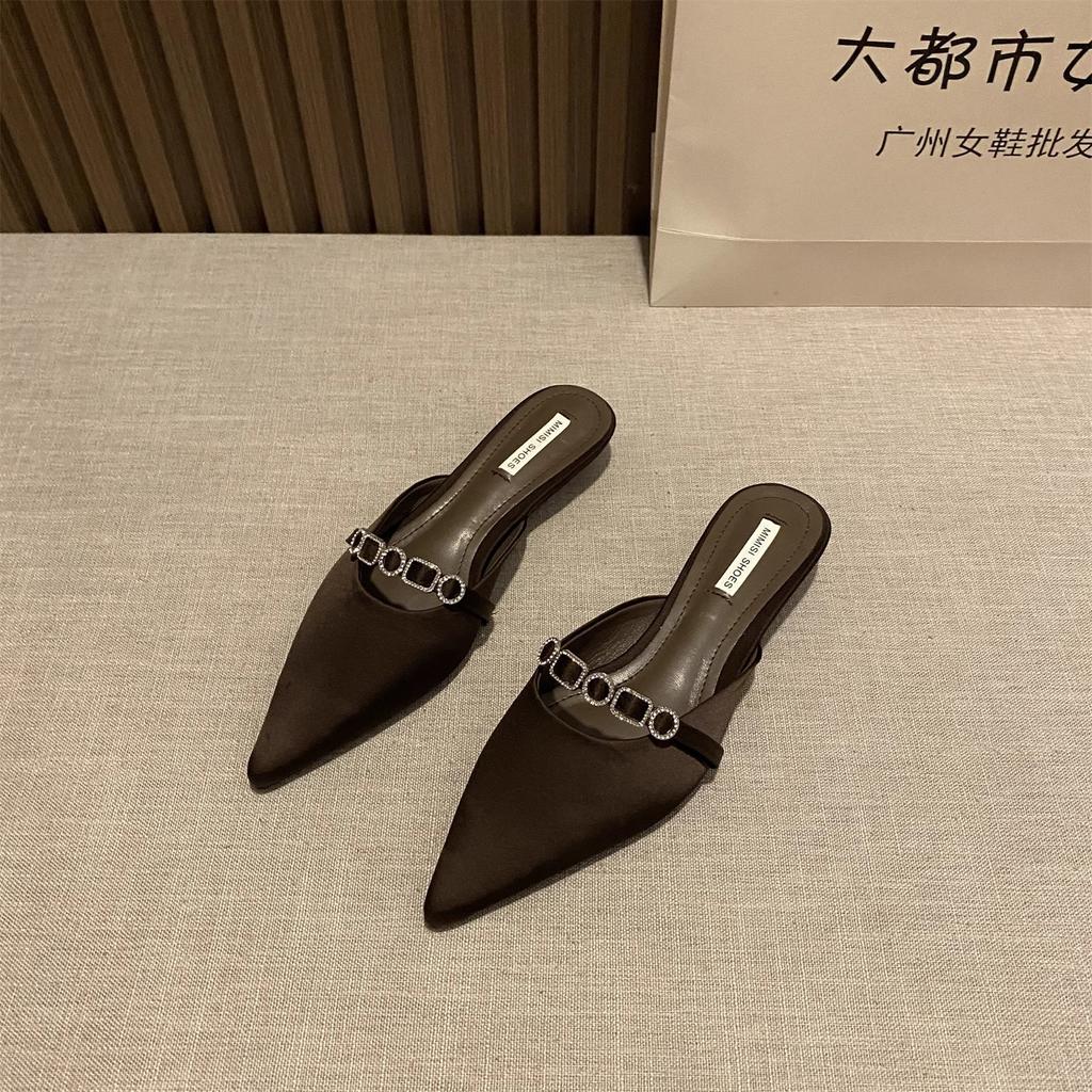 Премиальные фиолетовые нишевые полушлепанцы баотоу на тонком каблуке, женская уличная обувь, весна-лето 2025, темпераментная цепочка, французские крутые шлепанцы